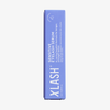 Eine blaue Schachtel mit der Aufschrift „XLASH Xlash Sensitive Eyelash Serum“ in weißer Schrift sowie Produktangaben.