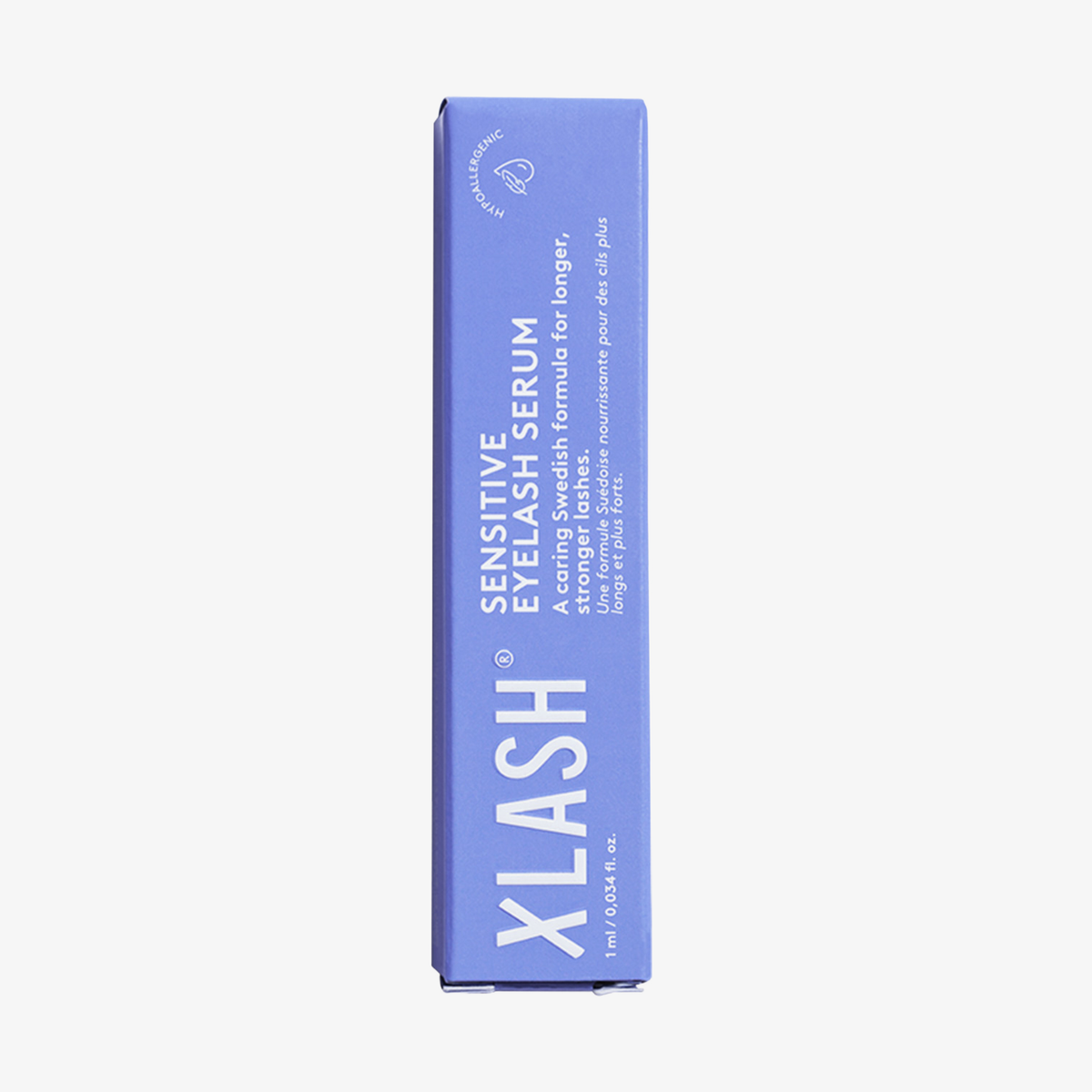 Eine blaue Schachtel mit der Aufschrift „XLASH Xlash Sensitive Eyelash Serum“ in weißer Schrift sowie Produktangaben.