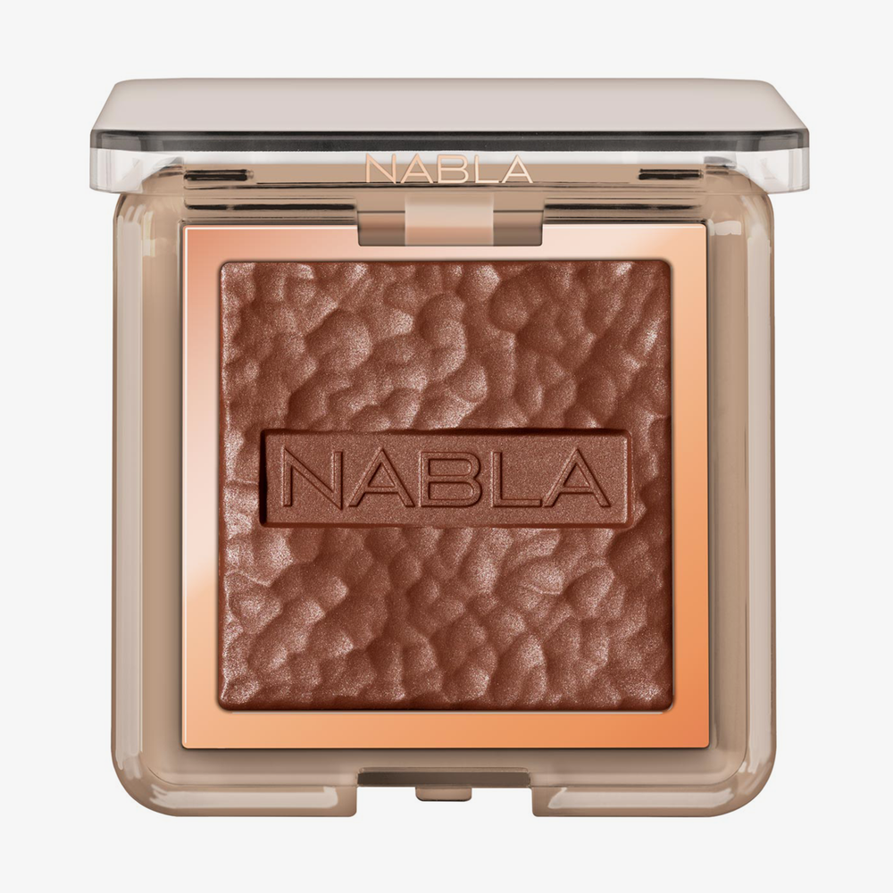 NABLA Cosmetics Skin Bronzing in der Farbe Profile. Weißer Hintergrund.