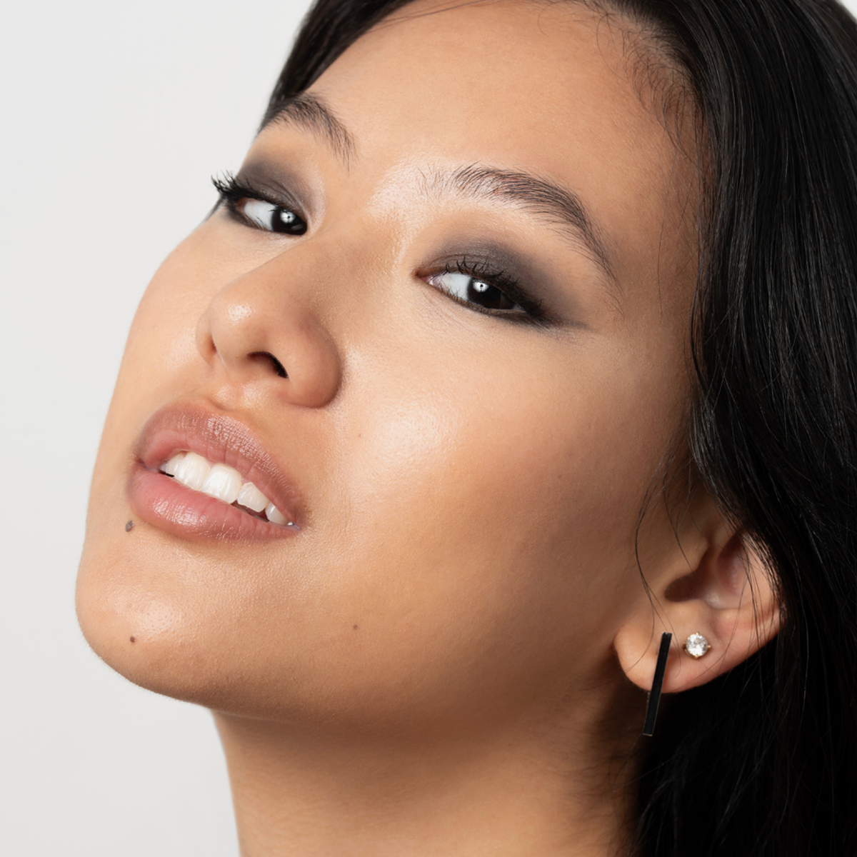 Das Model trägt „Eyes On Me“ von BLONDESISTER 3 IN 1 für einen sanften Smokey-Eye-Look – dabei strahlt sie ganz ungezwungene Selbstsicherheit aus.