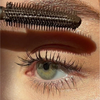 Nahaufnahme eines grünen Auges beim Auftragen der BLONDESISTER 4 IN 1 CLICK & TURN MASCARA, die die Wimpern detailreich hervorhebt und für ein makelloses Make-up sorgt.