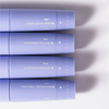Vier Tuben „BLONDESISTER 4 IN 1 CLICK & TURN MASCARA“, nummeriert von 1 bis 4, horizontal gestapelt in einer lavendelfarbenen Verpackung.