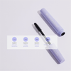 Eine violette BLONDESISTER 4-IN-1 CLICK & TURN MASCARA-Tube und ein Applikator neben vier Make-up-Effekten in einer hellvioletten Schachtel.