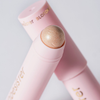 Eine Nahaufnahme von zwei „BLONDESISTER READY TO GLOW HIGHLIGHTER CRYSTAL MOOD 01“-Stiften, von denen bei einem die schimmernde, abgerundete Spitze zu sehen ist.