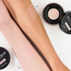 Zwei Unterarme mit aufgetragenem Bright Blur Setting Powder in den Tönen 020 Soft Pink und 030 Soft Peach, daneben geöffnete Puder-Dosen.