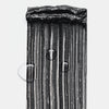 Schwarze Mascara in gleichmäßigen Streifen aufgetragen, mit sichtbaren Wasserperlen darauf, die die wasserfeste Textur zeigen.