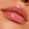 Nahaufnahme glänzender, rosafarbener Lippen mit natürlichem Glanz und glatter Haut, erzielt mit der Catrice Cosmetics Pillow Plush Peptide Lip Mask 010.