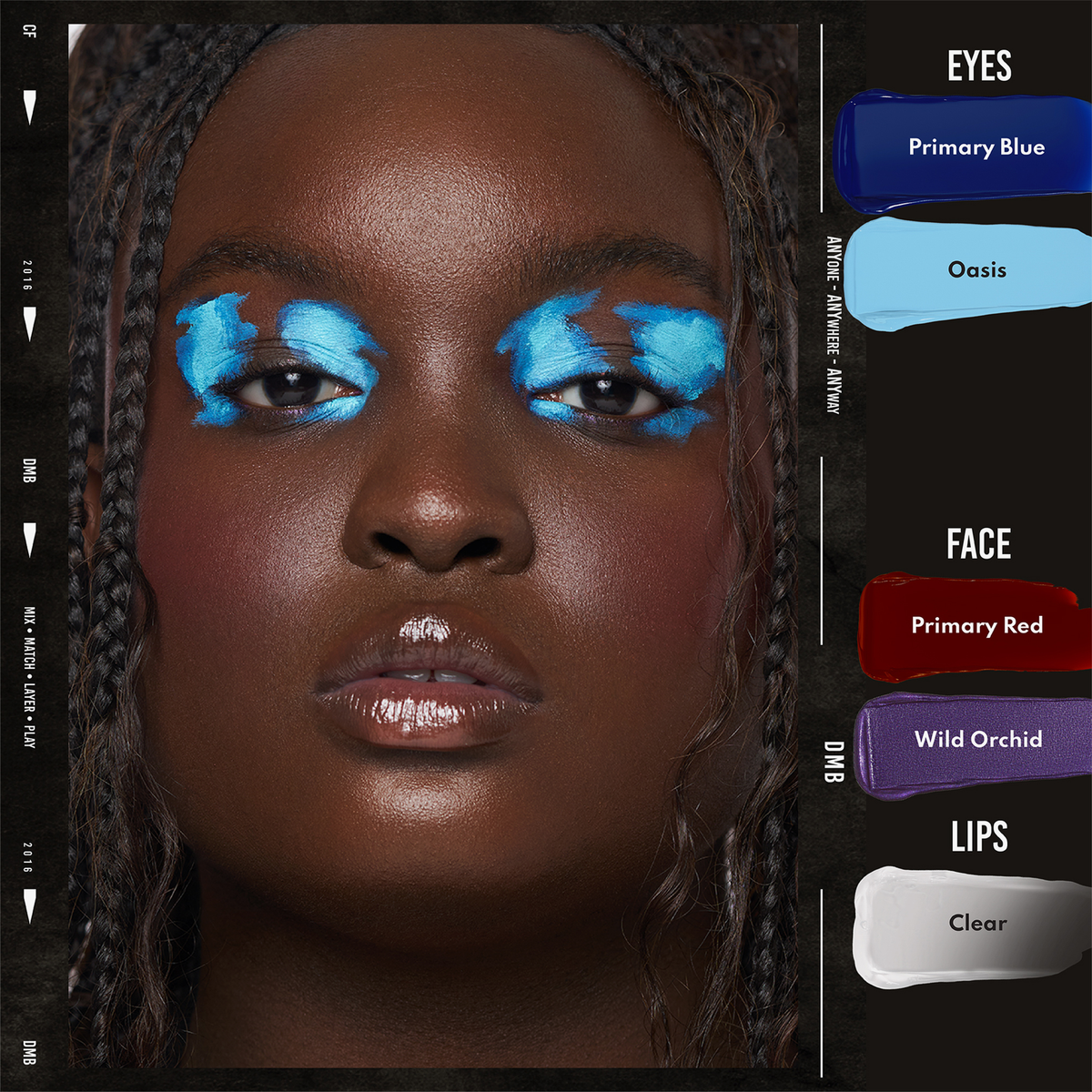 Eine Person trägt einen kräftigen blauen Lidschatten, glänzende Haut und klaren Lipgloss mit Danessa Myricks Beauty Colorfix Pastels, wobei die Make-up-Farben an der Seite gezeigt werden.