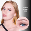 Frau mit hellem Teint und rötlichem Haar trägt Duo 6 auf den Augen. Nahaufnahme zeigt schimmernden Taupe-Gold-Look mit feinem Eyeliner.