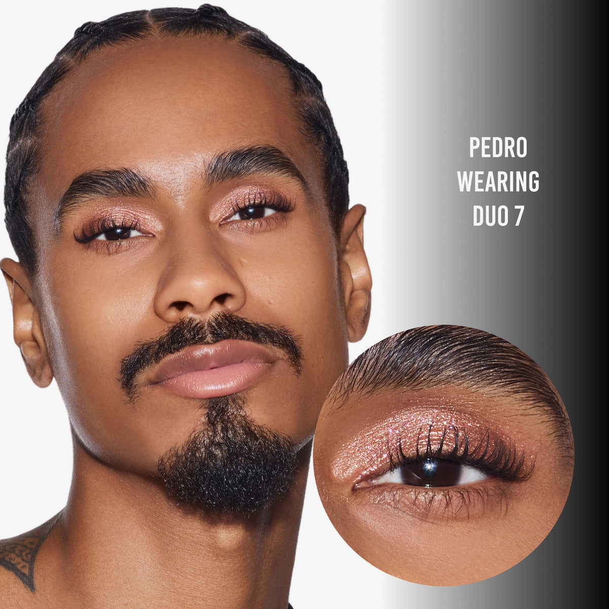 Portrait von Pedro mit Augen-Make-up in warmem Bronze und rosigem Glanz, aufgetragen mit dem Duo 7 „Magic Hour & Aurora Radiance“. Ein rundes Inset zeigt das geschminkte Auge in Nahaufnahme.