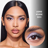 Nahaufnahme eines Gesichts mit glitzerndem, violett-blauem Augen-Make-up; rechts daneben ein vergrößerter Bildausschnitt des geschminkten Auges.
