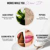 Infografik zum „Beauty Glosswork 4D Ultra Shine Plumping Gloss“ von Danessa Myricks: Algenextrakt, Peptide, Metallspitze, 4D Cushionwrap Tech.