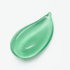 Ein grüner, tropfenförmiger Gel-Klecks von Essence jelly GRIP EYESHADOW PRIMER ist vor einem weißen Hintergrund abgebildet.