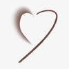 Braune Eyeliner-Linie in Form eines Herzens, mit weichem Verlauf auf weißem Hintergrund.