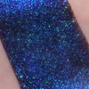 Ein schimmernder dunkel-blauer Farbstreifen Opal Multichrome Loose Eyeshadow Dreamer auf einem Arm. (Mit dunkler Grundierung).