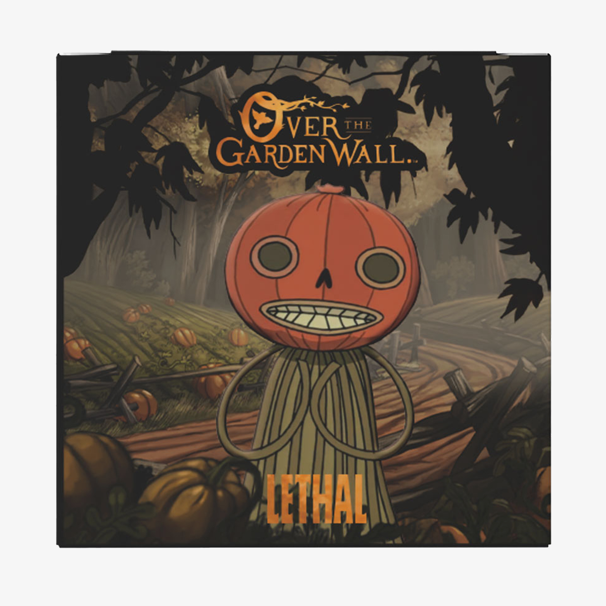 Eine Vogelscheuche mit Kürbiskopf steht auf einem Feld, über und unter ihr stehen die Aufschriften „Over The Garden Wall“ und „Lethal Cosmetics“.