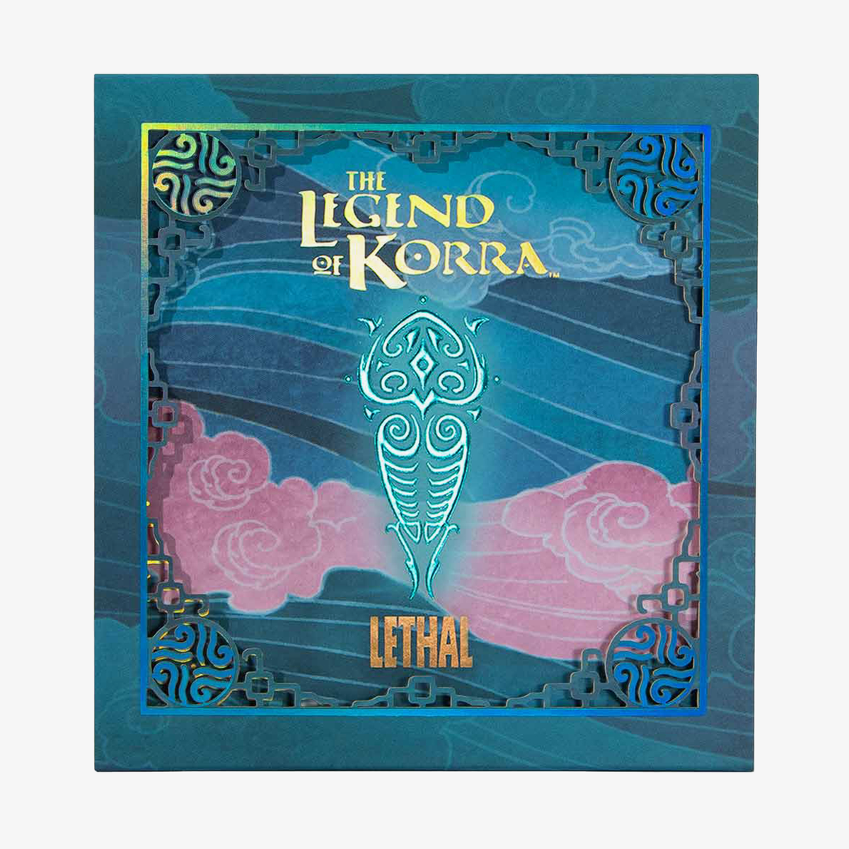 „Die Legende von Korra“ – „Raava Palette“ von Lethal Cosmetics mit blauen, rosa und türkisfarbenen Wolken sowie einem leuchtenden Eulensymbol auf der Vorderseite der Verpackung.