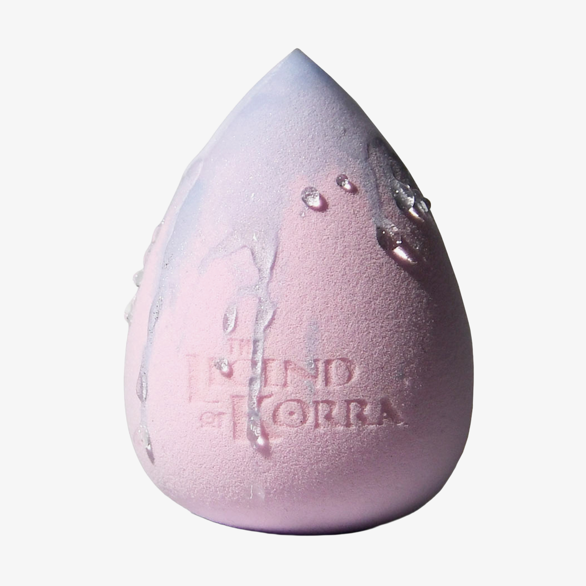 „The Legend of Korra – Spirit World“ von Lethal Cosmetics – rosa-lila Make-up-Schwamm, der seine Farbe wechselt, mit geprägtem Logo.