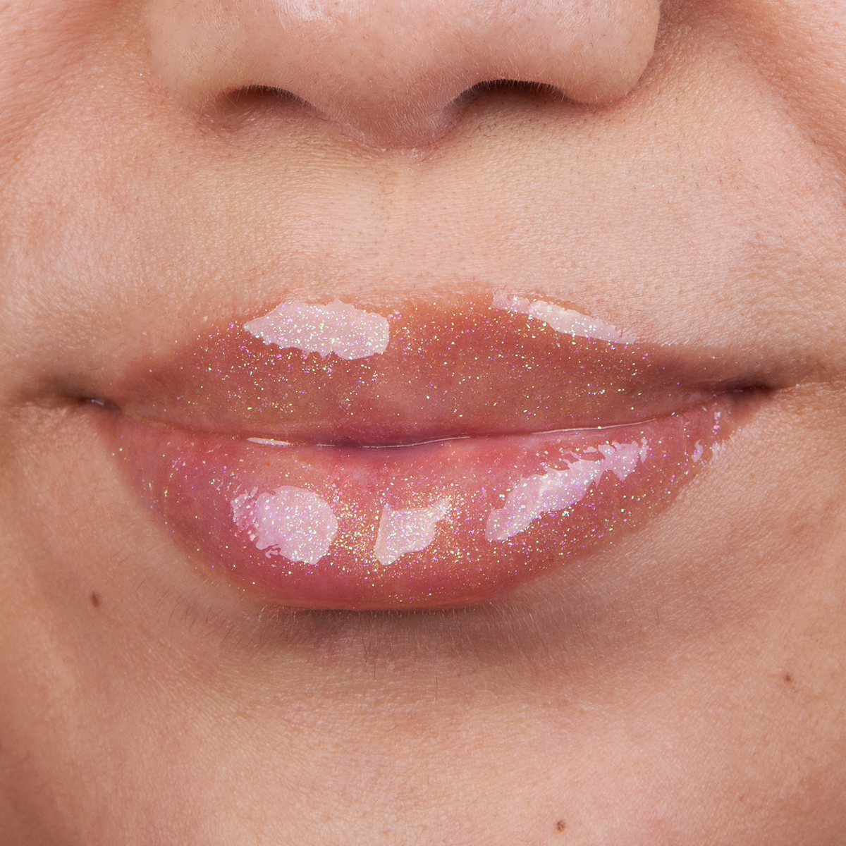 Nahaufnahme der Lippen mit The SpongeBob Movie Lip Gloss 'SpongeBob' von Lethal Cosmetics - ein glänzender goldgelber Gloss mit feinem Glitter.