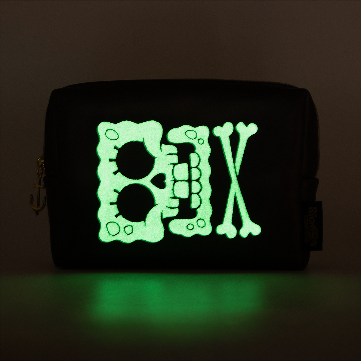 Die Lethal Cosmetics Spongbob Movie Skull & Bones MakeUp Tasche zeigt einen im dunkeln leuchtenden Totenkopf.