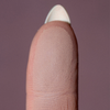 Nahaufnahme einer Fingerkuppe mit einem Fingerabdruckmuster, auf dem The Single von LH Cosmetics vor einem gedämpften Hintergrund abgebildet ist.