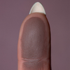 Eine Nahaufnahme einer Fingerkuppe mit detaillierten Fingerabdruckmustern zeigt The Single von LH Cosmetics vor einem unifarbenen Hintergrund.