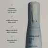 Eine graue Living Proof Perfect Hair Day Style Refresh Hair Mist Flasche mit Vorteilen wie Frizz-Kontrolle und Hitzeschutz aufgeführt.