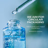 Ein Tropfer über einer blauen Lumene Nordic Hydra [LÄHDE] Aqua Hydration Serum Flasche, mit einem Text, der das Recycling hervorhebt.