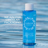 Die Lumene Nordic Hydra [LÄHDE] Hydration Boost Toner Flasche auf Wasser neben Infos über recycelte und recycelbare Verpackung.