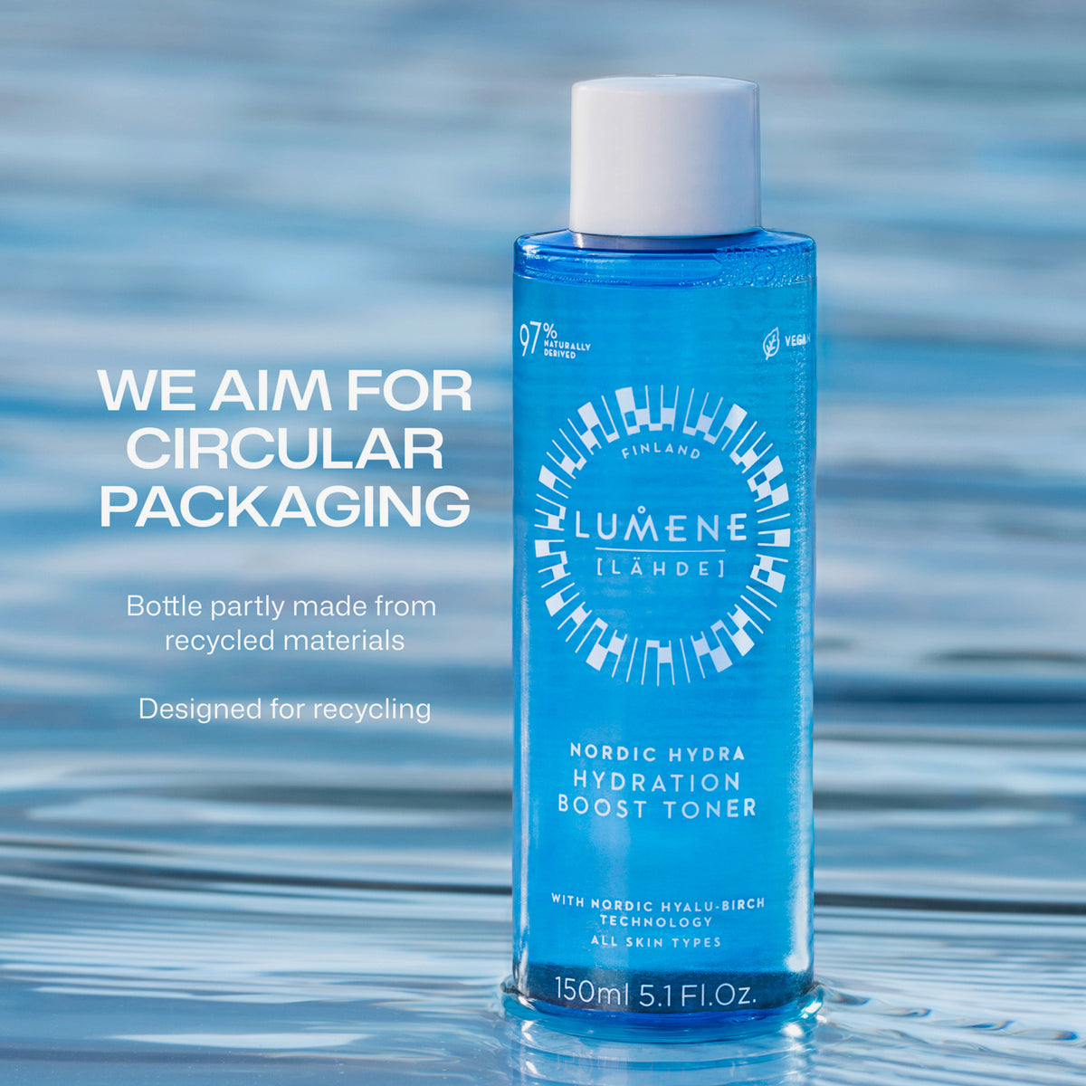 Die Lumene Nordic Hydra [LÄHDE] Hydration Boost Toner Flasche auf Wasser neben Infos über recycelte und recycelbare Verpackung.