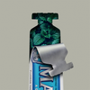 Eine Tube Marvis Zahnpasta Aquatic Mint zeigt die Silhouette eines Minzblatts, das den erfrischenden Geschmack von Aquatic Mint repräsentiert.