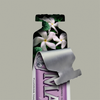Eine Tube Marvis Zahnpasta Jasmin Mint mit blühenden weißen Blumen auf der Oberseite und einem teilweise abgeschälten Metalletikett.