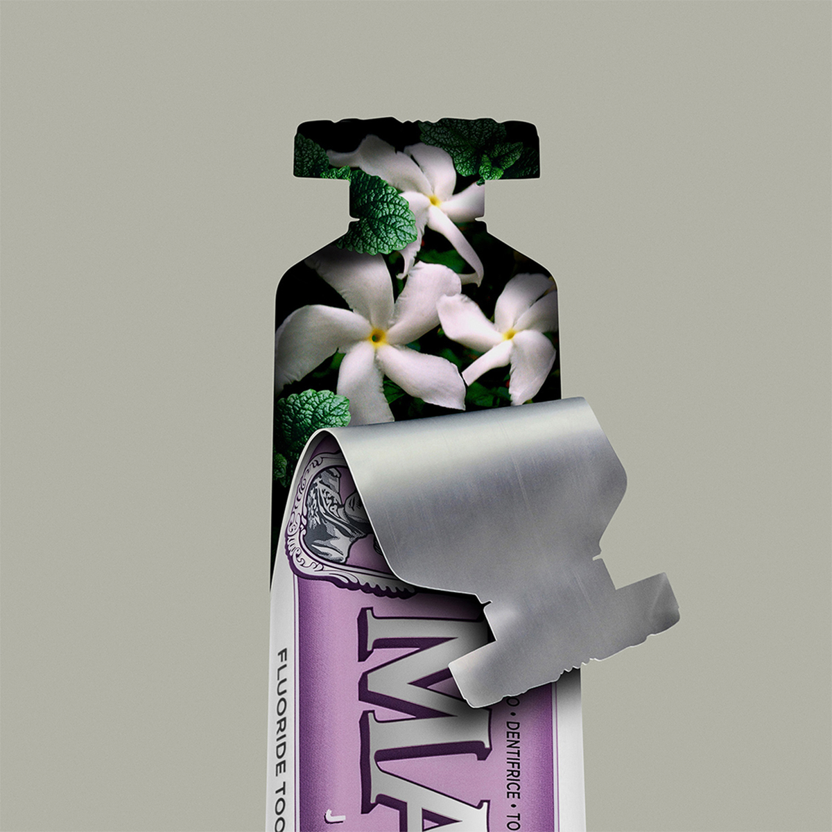 Eine Tube Marvis Zahnpasta Jasmin Mint mit blühenden weißen Blumen auf der Oberseite und einem teilweise abgeschälten Metalletikett.