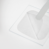 Ein Mediheal Collagen Firming Pad wird von einer quadratischen Glasfläche vor einem weißen Hintergrund abgezogen.