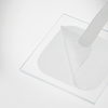 Ein „Mediheal Hyaluronate Hydration Pad“ wird von einer durchsichtigen, quadratischen Oberfläche vor einem weißen Hintergrund abgezogen.