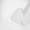 Ein „Mediheal Phyto-Enzyme Clear Peeling Pad“ wird von einer Glasoberfläche abgezogen, wodurch sein strukturiertes Muster zum Vorschein kommt.