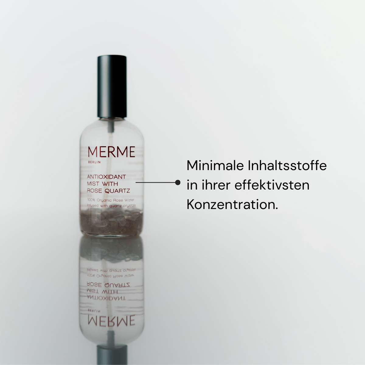 Eine Flasche MERME Antioxidant Mist With Rose Quartz steht neben einem deutschen Text über minimale, effektive Inhaltsstoffe.