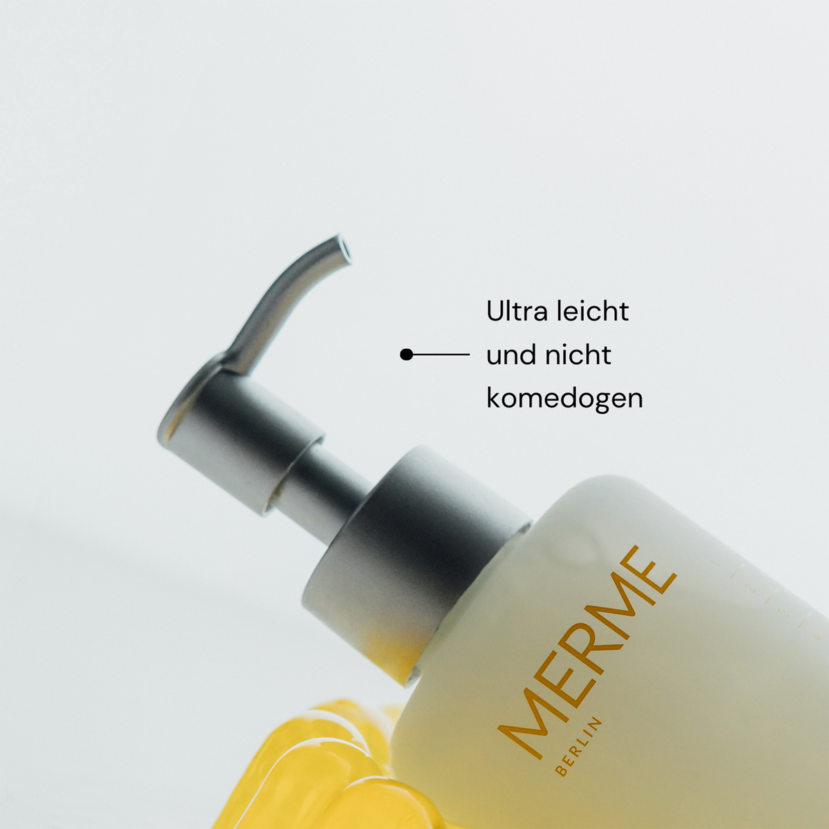 Eine MERME Delicate Dissolve Face Cleanser Pumpflasche mit Text: Ultra leicht und nicht komedogen.