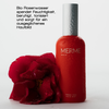 Rote MERME Fresh Dew Face Mist Flasche mit Wassertropfen neben einer roten Rose, mit deutschem Text, der die Vorteile von Rosenwasser hervorhebt.