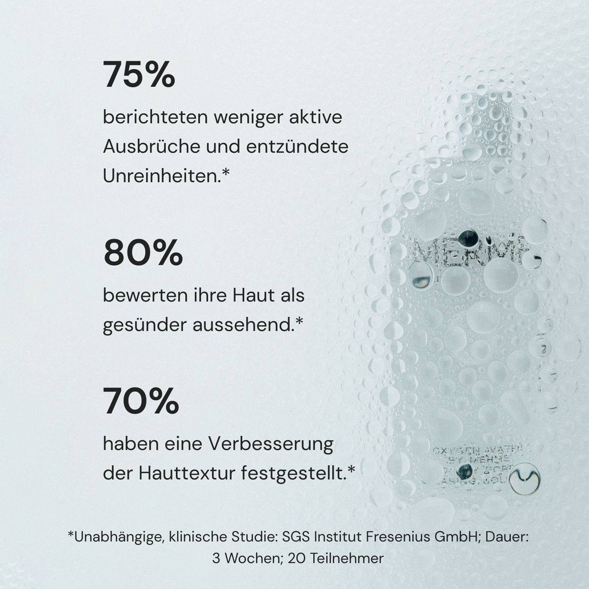 Kondenswasser bedeckt ein Glas mit deutschen Statistiken zur Verbesserung der Hautpflege, dem MERME-Logo und dem Kleingedruckten des Oxygen Water 4-Wochen-Sets.