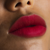 Nahaufnahme von Lippen mit mattem rotem Lippenstift aus dem COSMIC KISS CHRISTMAS KIT von Mesauda Beauty.