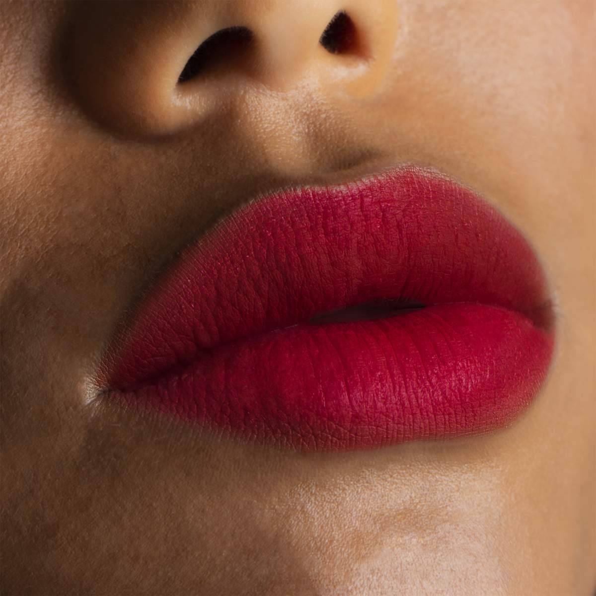 Nahaufnahme von Lippen mit mattem rotem Lippenstift aus dem COSMIC KISS CHRISTMAS KIT von Mesauda Beauty.