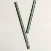 Zwei grüne NABLA Cosmetics Cupids Arrow Micro Eyeliner Stifte, ein flacher und ein gewinkelter auf einem hellen Hintergrund.