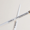 Zwei weiße Präzisionskajalstifte mit der Aufschrift NABLA Cosmetics und Cupids Arrow Micro auf hellem Hintergrund.