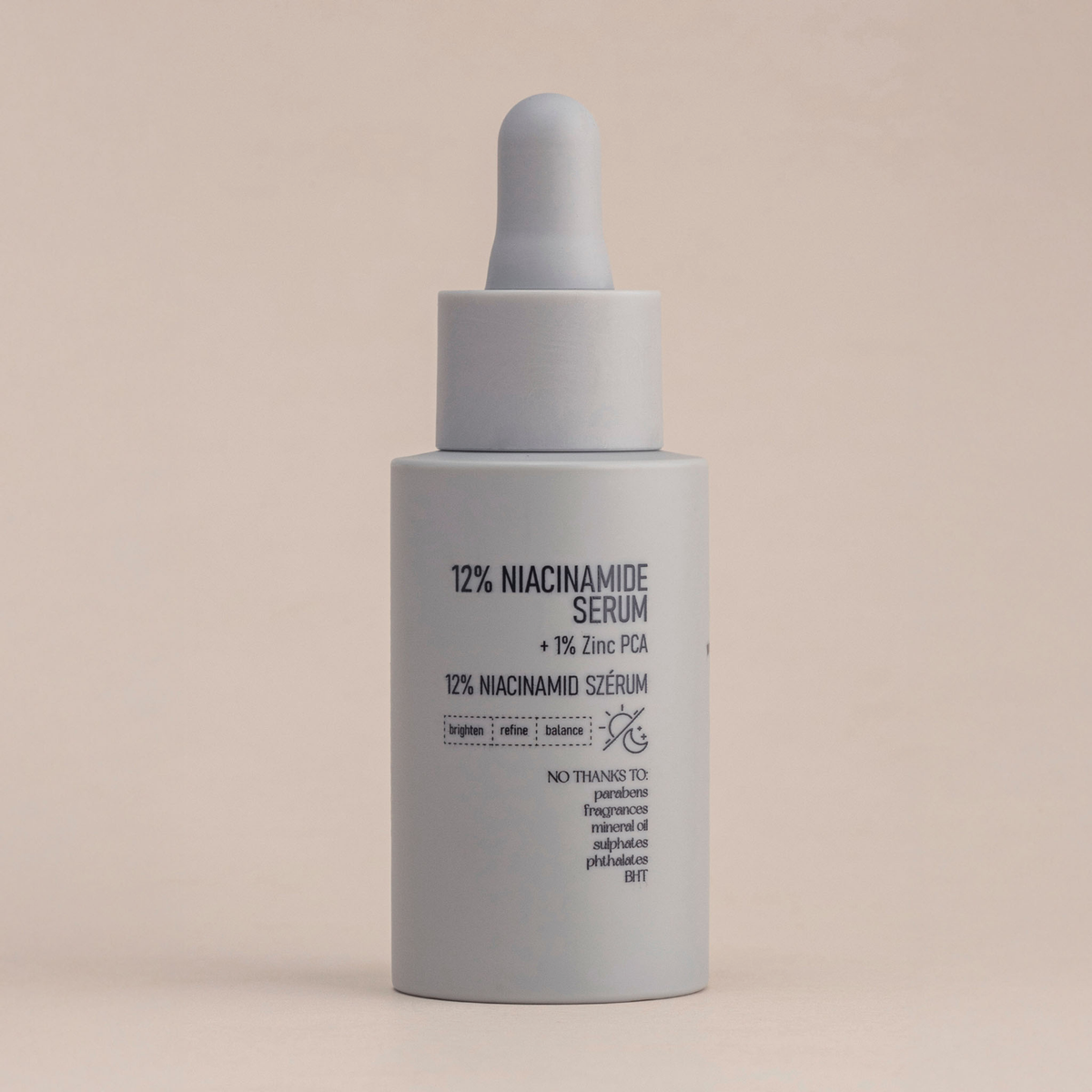Eine beige Tropfflasche von NERDS. 12% Niacinamide + 1% Zinc PCA Serum ist auf einem neutralen Hintergrund abgebildet.