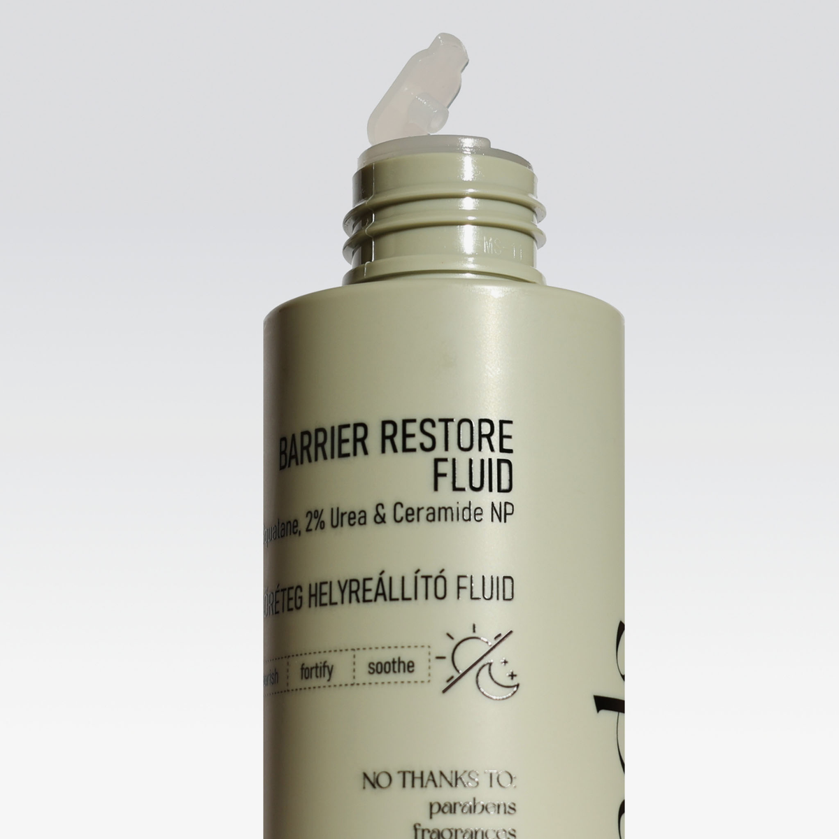 Eine Flasche mit NERDS. Barrier Restore Fluid mit einer offenen Düse ist vor einem weißen Hintergrund abgebildet.