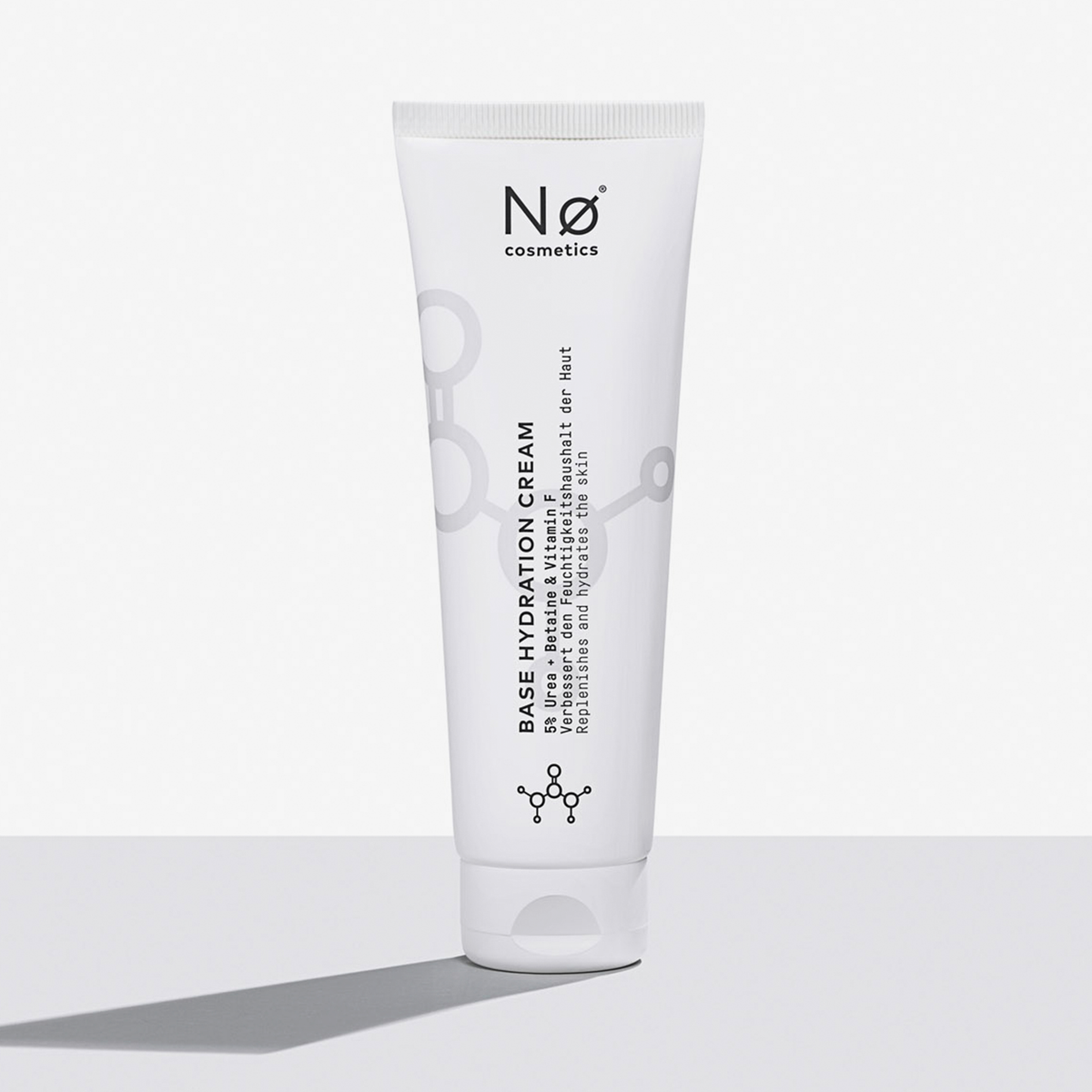 Basic tøday Base Hydration Cream von Nø Cosmetics steht aufrecht auf einer hellen Fläche und wirft einen Schatten.