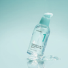Numbuzin No.1 Pantothenic B5 Active Soothing Serum in einer transparenten Flasche mit mintgrünem Pumpspender, umgeben von fließender, klarer Flüssigkeit.