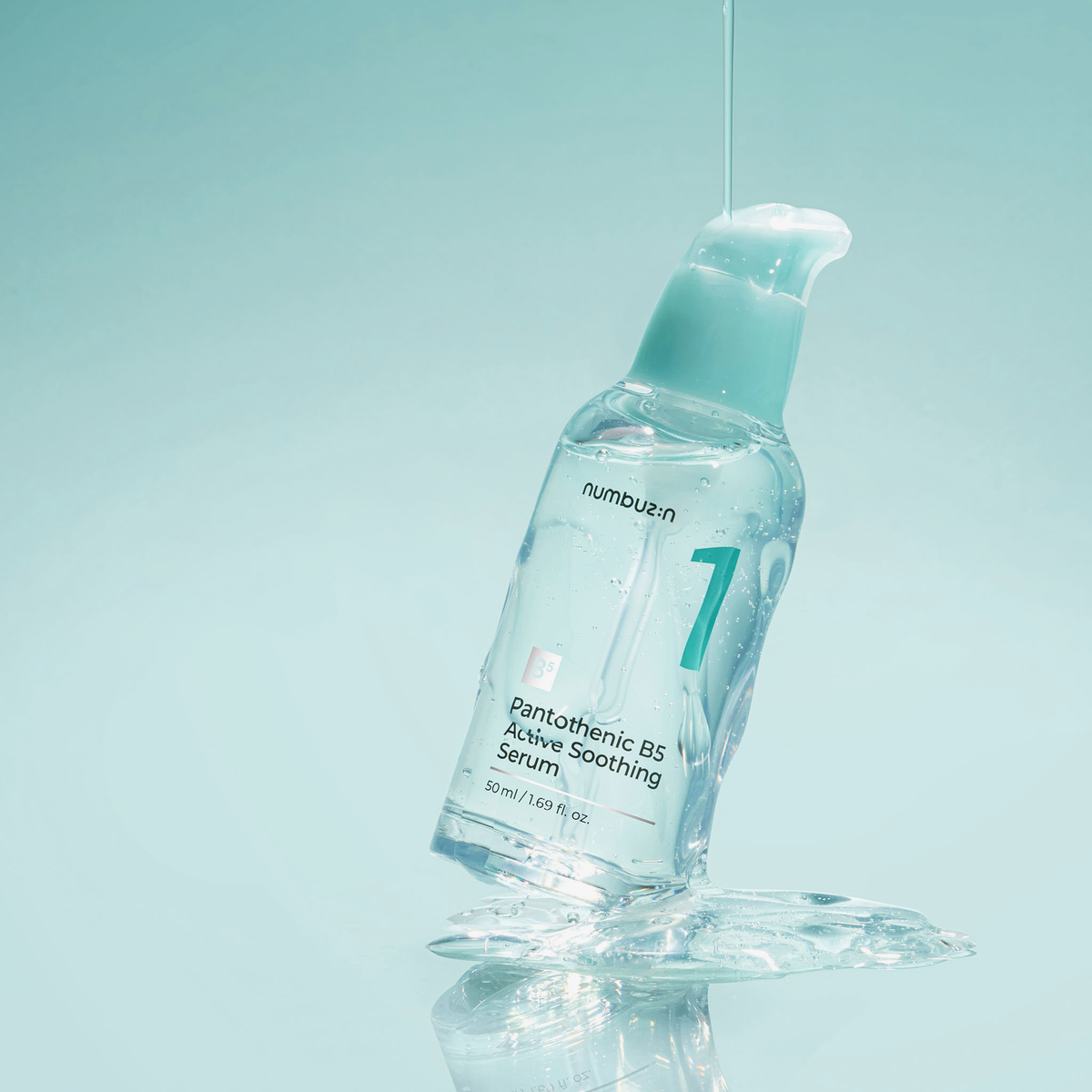 Numbuzin No.1 Pantothenic B5 Active Soothing Serum in einer transparenten Flasche mit mintgrünem Pumpspender, umgeben von fließender, klarer Flüssigkeit.