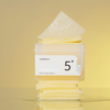Numbuzin No.5 Vitamin-Niacinamide Pads in transparenter Dose mit weißem Label, gelber Hintergrund, Pads ragen leicht aus der geöffneten Box hervor.